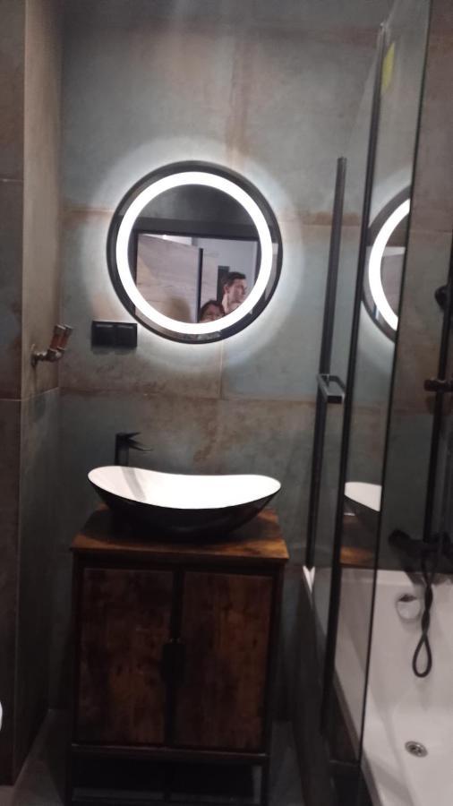 Workation Centre Airport Boutique Designer Bath, 3-4 Days Offer, Kitchen, Balkony, Aircon Apartment *