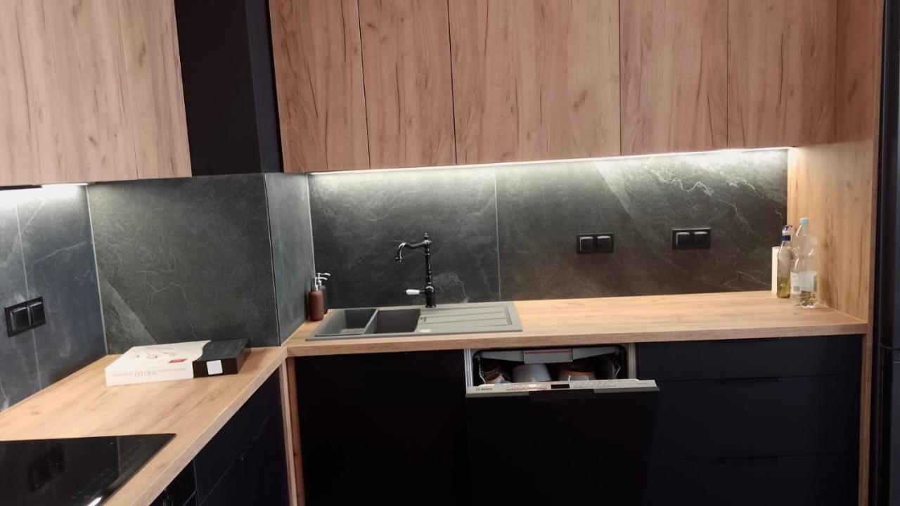 Workation Centre Airport Boutique Designer Bath, 3-4 Days Offer, Kitchen, Balkony, Aircon Apartment *