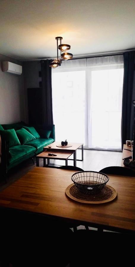 Workation Centre Airport Boutique Designer Bath, 3-4 Days Offer, Kitchen, Balkony, Aircon Apartment