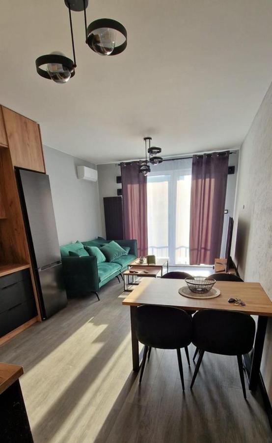 Workation Centre Airport Boutique Designer Bath, 3-4 Days Offer, Kitchen, Balkony, Aircon Apartment Warsaw