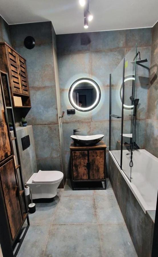 Apartment Workation Centre Airport Boutique Designer Bath, 3-4 Days Offer, Kitchen, Balkony, Aircon Warsaw