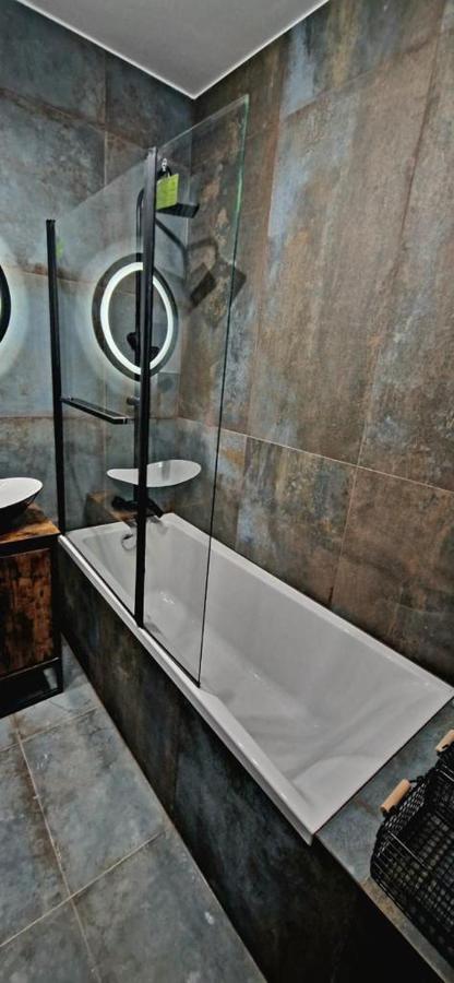 Workation Centre Airport Boutique Designer Bath, 3-4 Days Offer, Kitchen, Balkony, Aircon * Warsaw