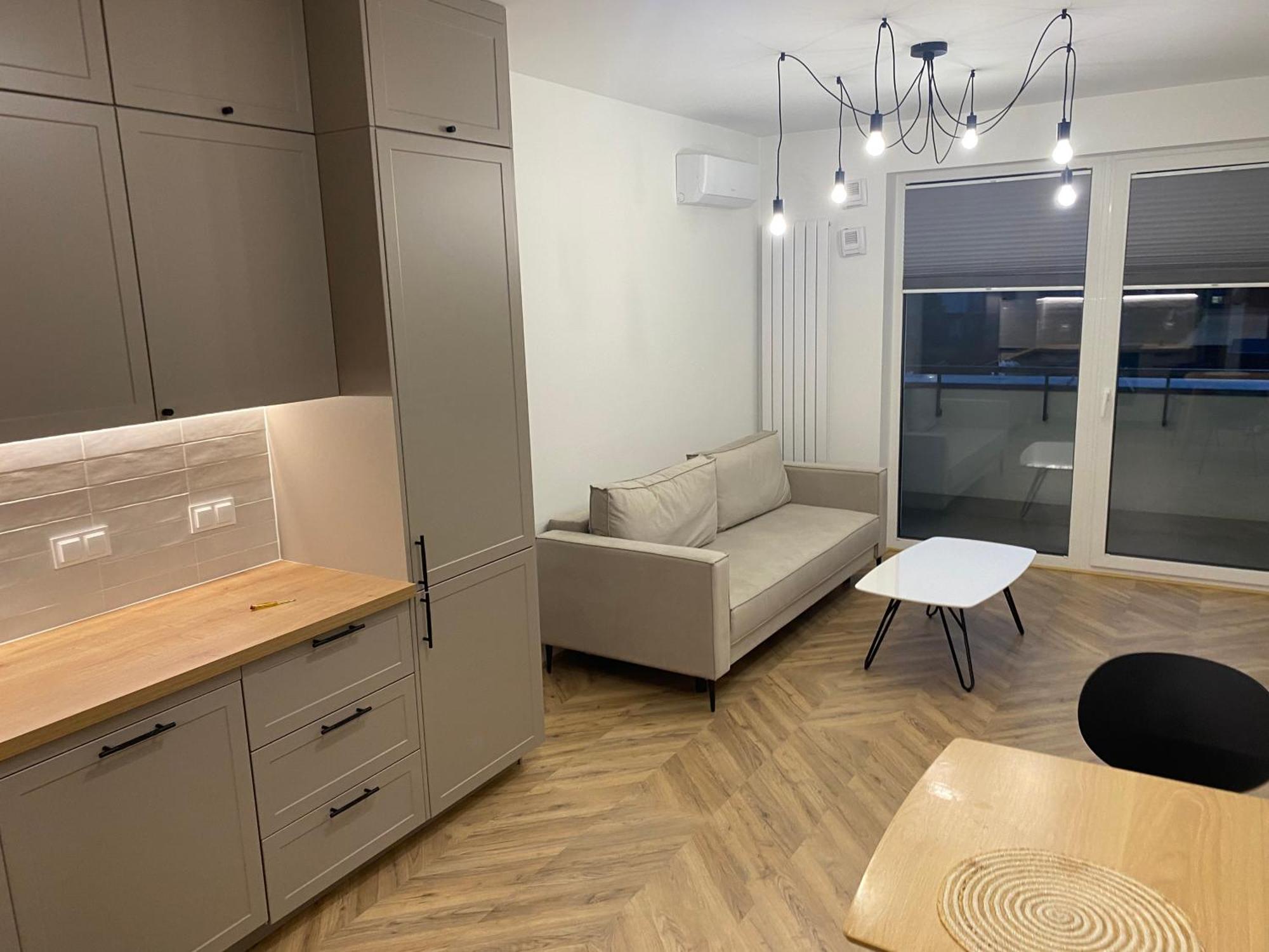 Workation Centre Airport Boutique Designer Bath, 3-4 Days Offer, Kitchen, Balkony, Aircon Apartment *
